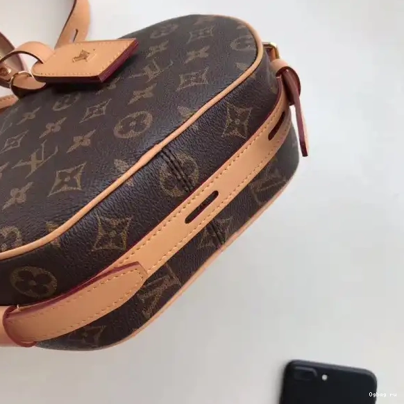 PETITE Louis CHAPEAU BOITE Vuitton 0511